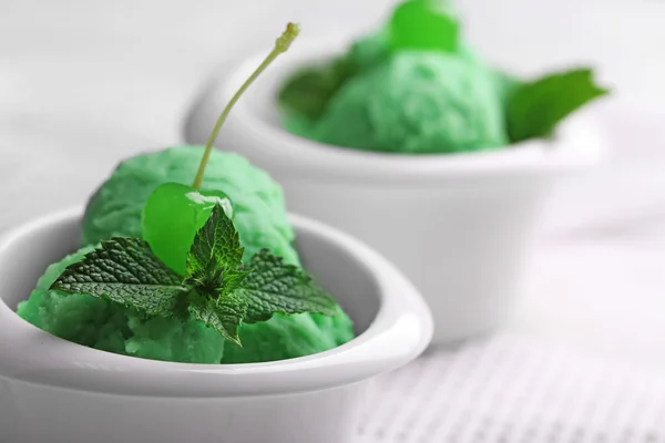 Glace à la menthe maison sur fond bois clair — Photo