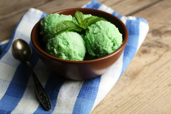 Helado casero de menta sobre fondo de madera —  Fotos de Stock