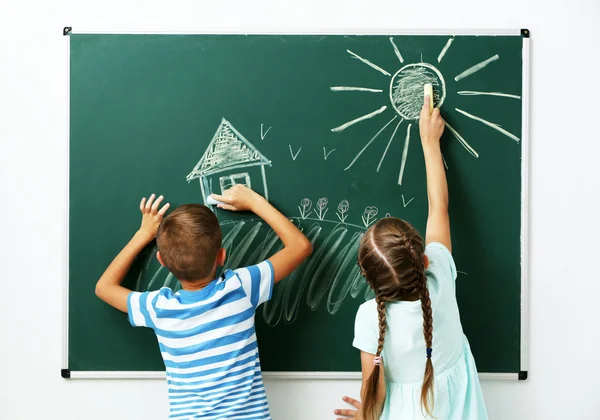 Niños Dibujando Pizarra Escuela — Foto de Stock