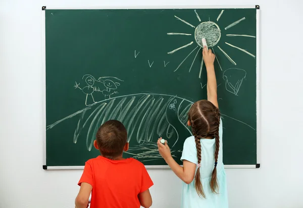 Anak Anak Menggambar Papan Tulis Sekolah — Stok Foto
