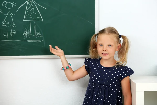 Meisje tekening op blackboard — Stockfoto