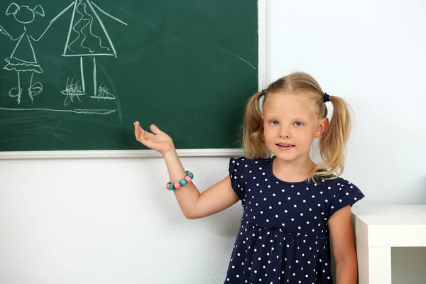 Chica dibujo en pizarra — Foto de Stock