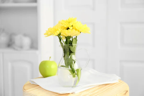 Mooie bloemen in decoratieve vaas — Stockfoto