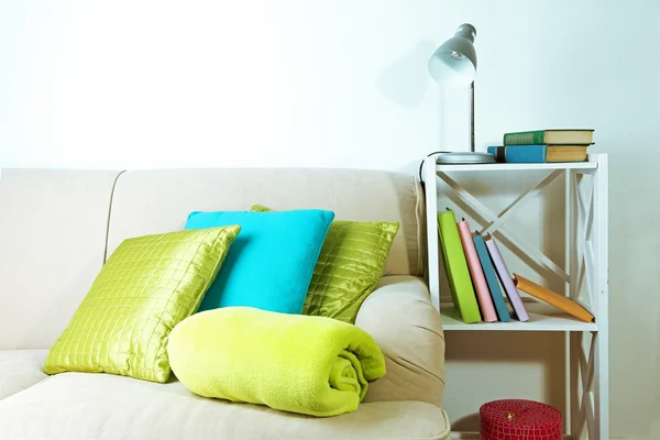 Красочные подушки на диване — стоковое фото