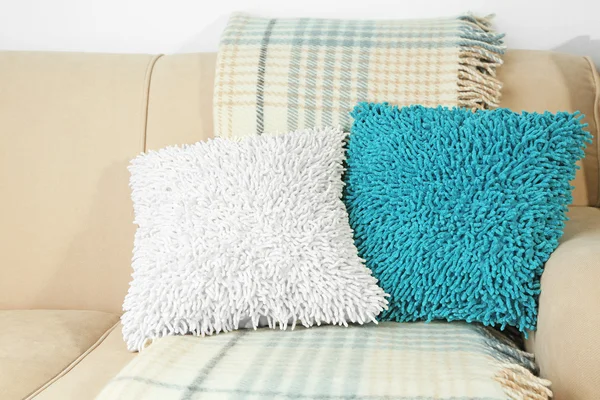 Kolorowe poduszki na kanapie — Zdjęcie stockowe