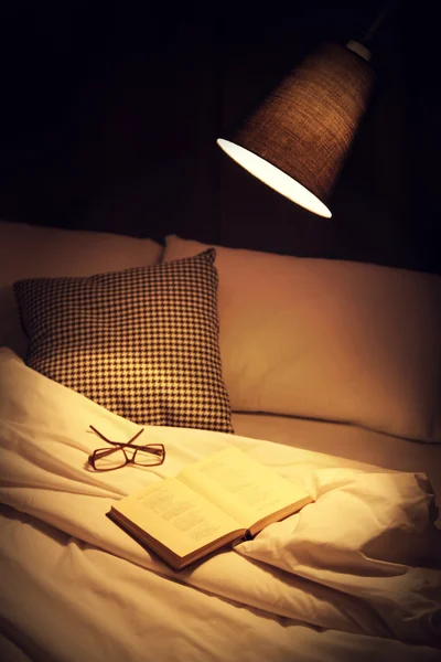 Livre ouvert sur le lit — Photo