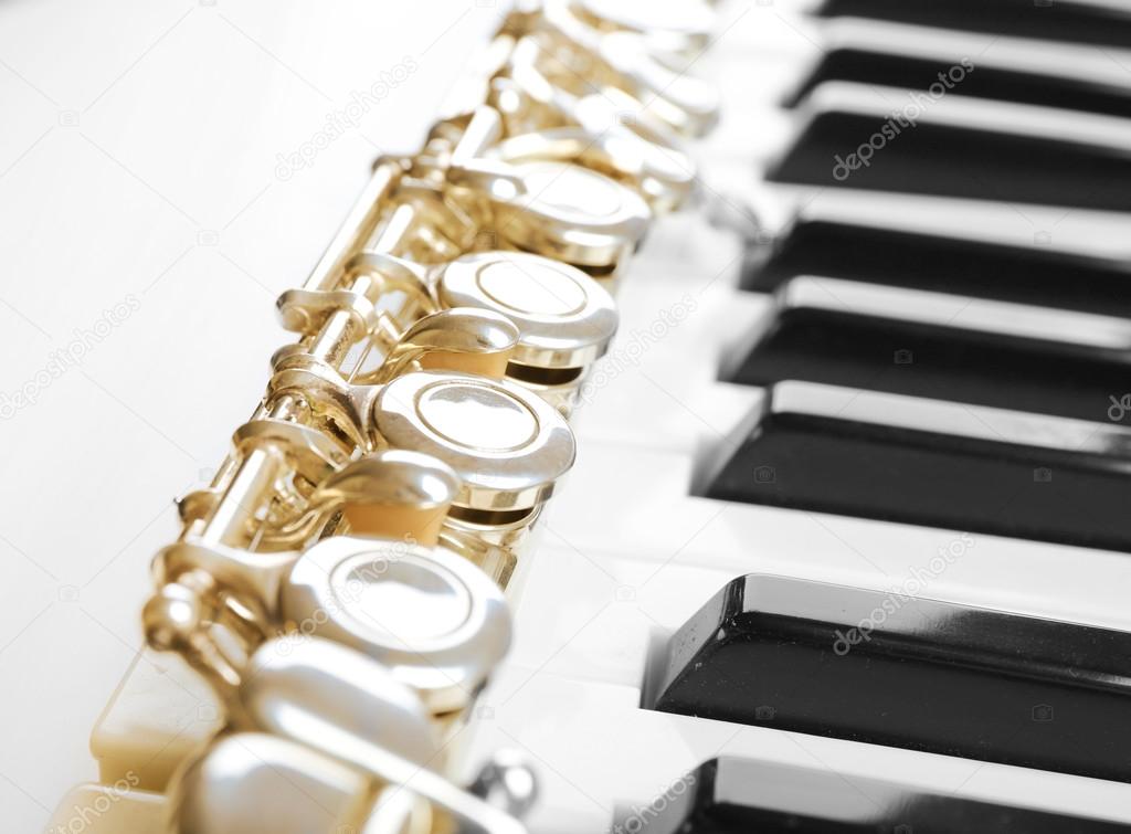 Flute and piano keys — Stock Photo © belchonock 82090600