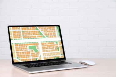 Harita gps navigasyon uygulaması ile dizüstü bilgisayar