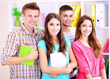 Mutlu genç öğrenci grubu