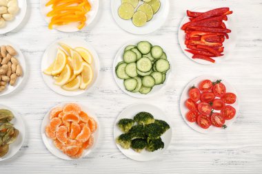 farklı ürünler üzerinde daireler ahşap tablo, üstten görünüm