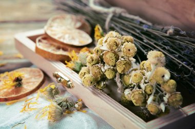 Farklı kurutulmuş ot ve limon