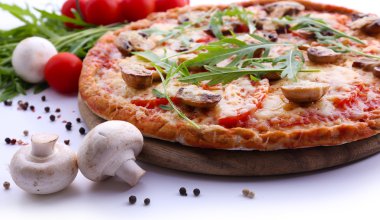 Sebze ve roka ile lezzetli pizza yakın çekim