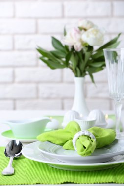 Çiçekli güzel bir masa.