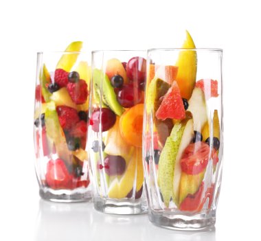 Taze meyve salatası üzerine beyaz izole gözlük