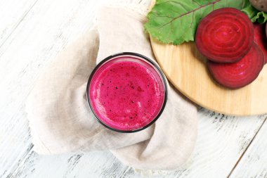 Pancar suyu masada sebzeli yakın çekim