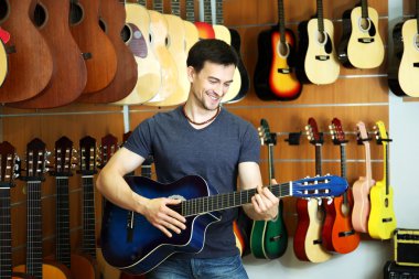 Yakışıklı genç adam. 