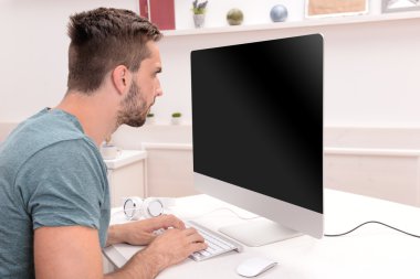 Bilgisayar Oyunları Oynayan Adam 