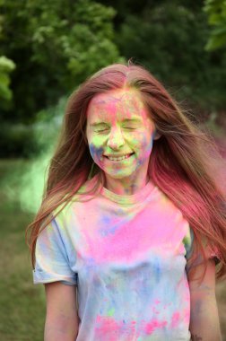 Holi renkli Festivali genç kadın