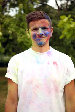 adam Holi renkli Festivali
