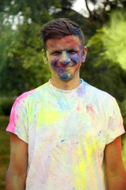 adam Holi renkli Festivali