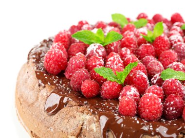 Kek çikolata sır ve üzerinde beyaz izole ahududu