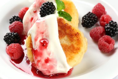 Süzme peynir çilek plaka, closeup ile börek