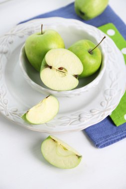 Uçan daire peçeteler, closeup ile tabloda yeşil elma