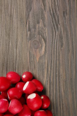 Ahşap masa üzerinde taze turp yığını kapat arka plan