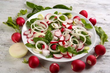 Taze sebze salatası, masaya yakın.