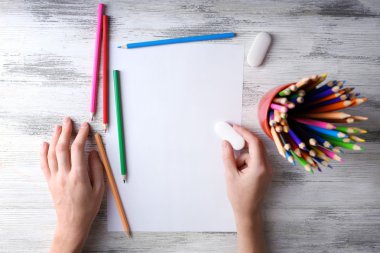 El ile renkli kalemler  