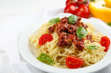 Spagetti Bolognese renk ahşap arka plan üzerinde beyaz plaka üzerinde