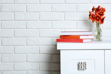 Kitap ile güzel çiçekler