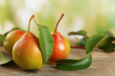 Ahşap arka plan bulanık masaya üzerinde taze armut