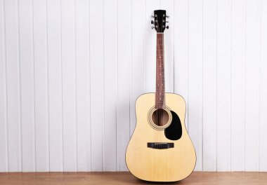Beyaz ahşap duvar arka plan üzerinde klasik gitar