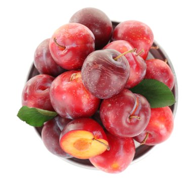 Metal plaka üzerinde beyaz izole olgun Erik