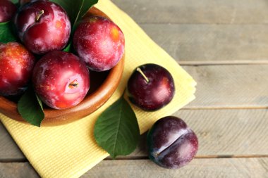 Kabın içinde olgun Erik