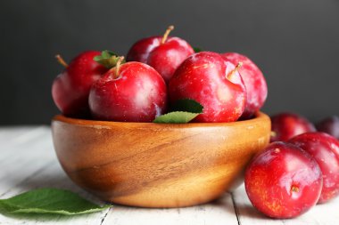 Kabın içinde olgun Erik