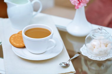 Masada bir fincan kahve.