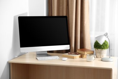 modern bilgisayar ile ofis işyeri