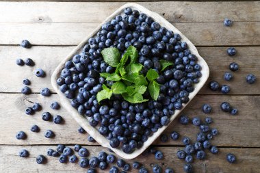 Ahşap masa nane ile lezzetli olgun yaban mersini yakın çekim