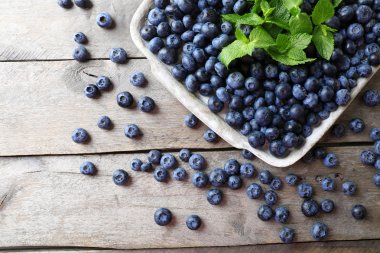 Ahşap masa nane ile lezzetli olgun yaban mersini yakın çekim