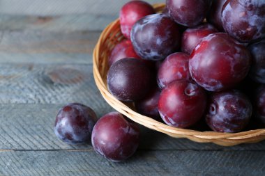 Lezzetli olgun Erik sepeti masaya yakın çekim