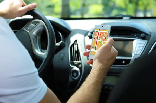 Mann sitzt mit GPS-Karte im Auto — Stockfoto