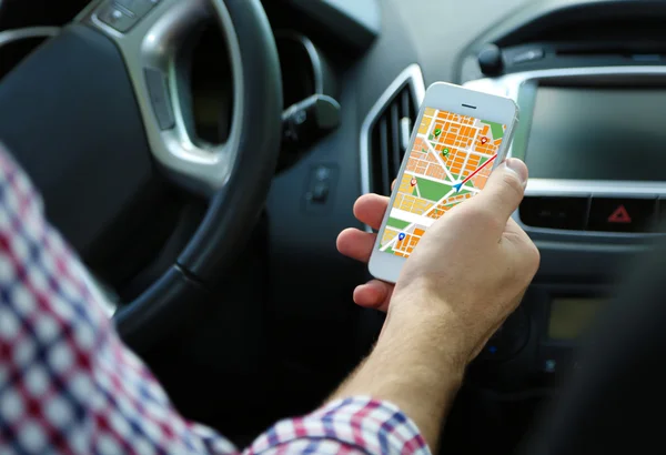 Hombre sentado en el coche con mapa GPS — Foto de Stock