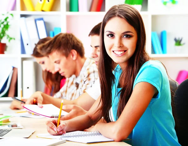 Studenten in de klas zit — Stockfoto