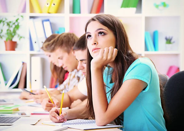 Studenten in de klas zit — Stockfoto