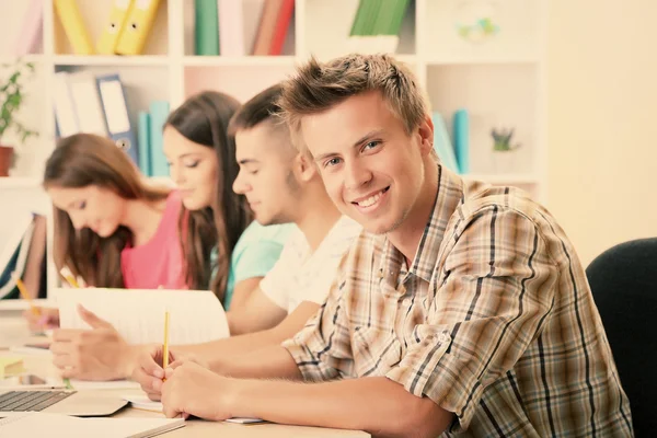 Studenten in de klas zit — Stockfoto