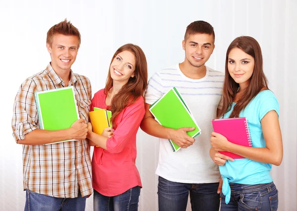 Gäng glada unga studenter — Stockfoto