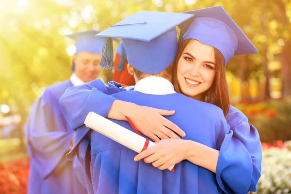 毕业于毕业典礼的帽子和长袍的学生 — 图库照片