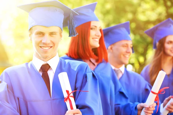 Studenti Laureati Cappelli Camici Laurea All Aperto — Foto Stock